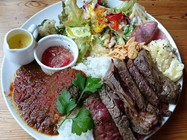 カジュアルなお店でお肉ランチの画像
