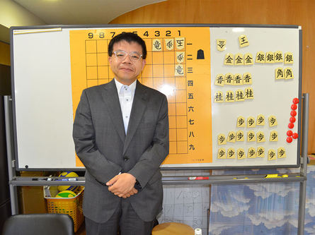 将棋の魅力を子供達に指導するプロ棋士の勝又清和六段