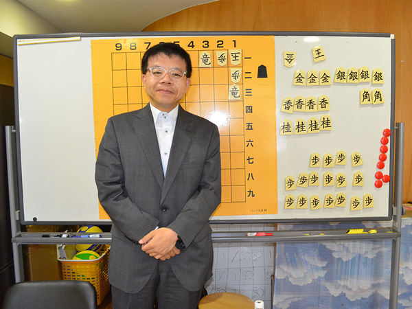 将棋の魅力を子供達に指導するプロ棋士の勝又清和六段の画像