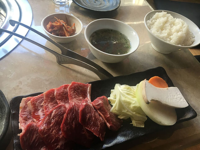 焼肉、スープ、ご飯などのセット