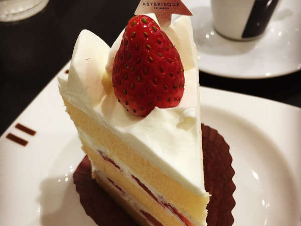 人気パティシエの完成されたケーキの画像