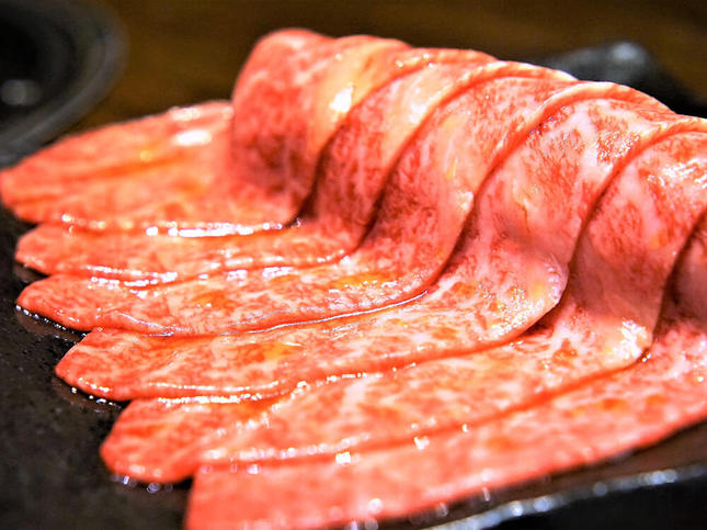 炭火焼肉ふちおかの焼かれている牛肉