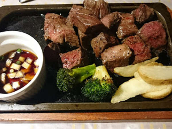 海賊船のようなお店でおいしい食事の画像