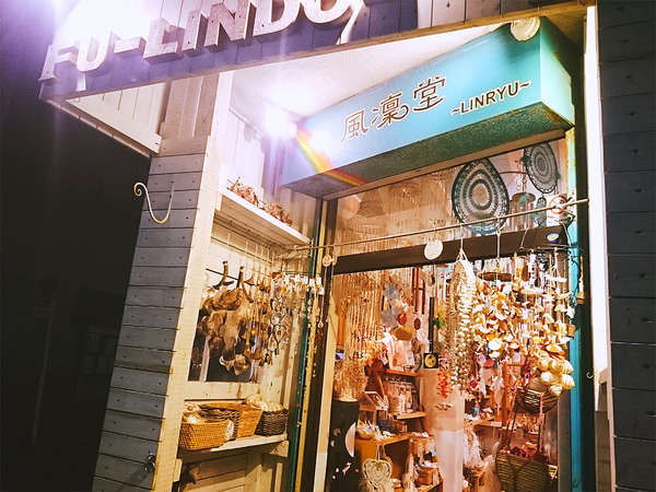 海辺の雑貨屋さんでお土産選び♪の画像