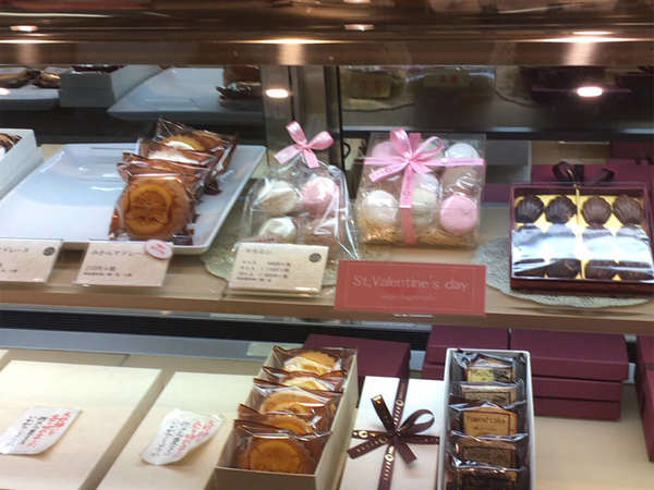 和洋のお菓子が揃う店の画像