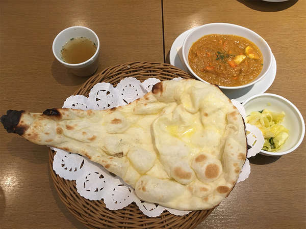 焼き立てのナンで味わう日本人好みのカレーの画像