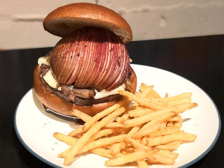 見目麗しい「りんごバーガー」。味のバランスも抜群！