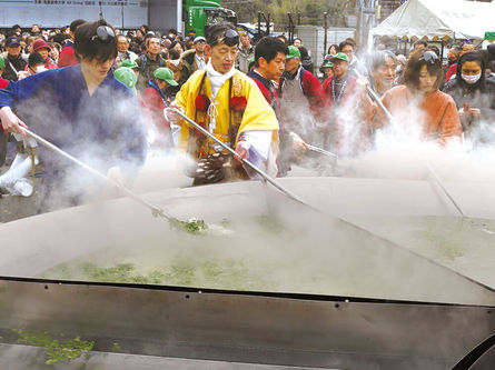 巨大な豆腐鍋に、豆腐の早喰い大会？