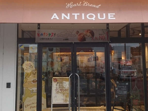 落ち着いた店内のパン屋さんの画像