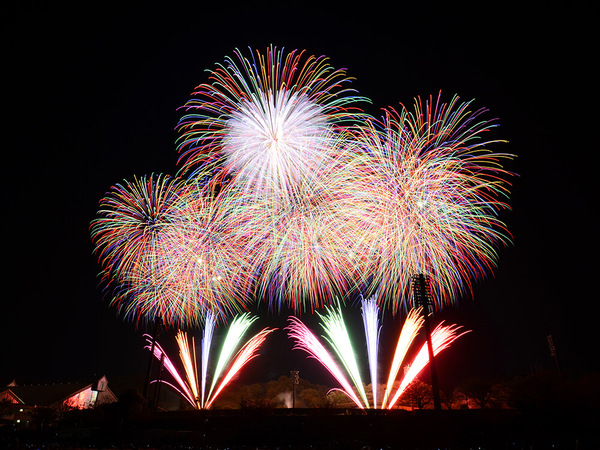 伊勢原の夜空を彩る芸術花火の画像