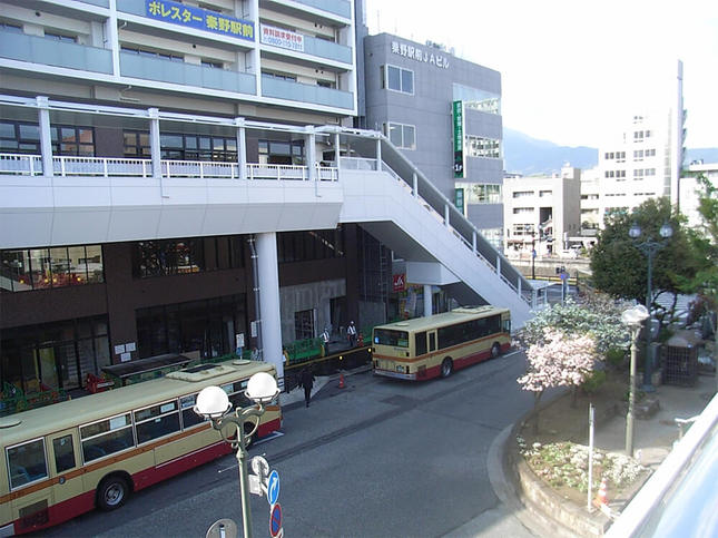 様変わりの秦野駅北口前