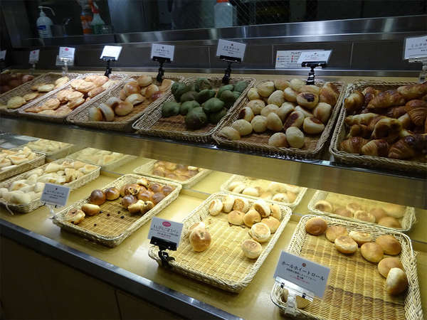 焼き立てパンが食べ放題が食事の美味しさアップ！の画像