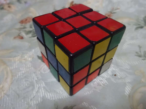 6面体を揃える頭脳ゲームの画像