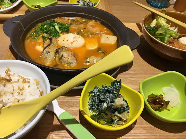 栄養満点なランチの画像