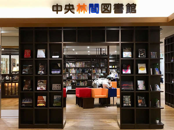 駅に近くて便利な図書館の画像