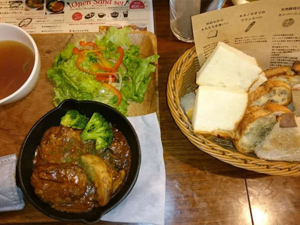 滑り台のあるキッズスペース併設のおいしいベーカリーカフェの画像