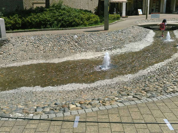 小さな子供も水遊びが楽しめる公園の画像