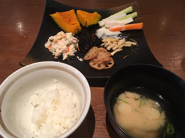 ご飯とみそ汁と野菜