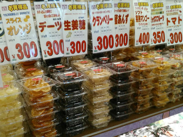 たくさんのドライフルーツが揃うお店の画像
