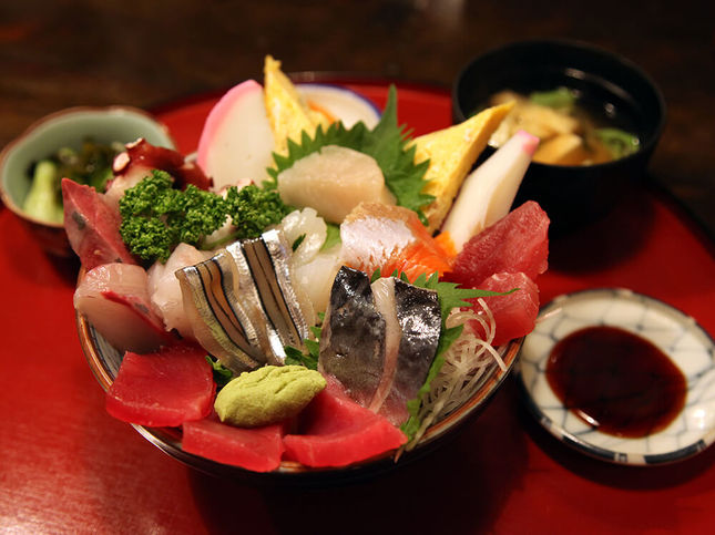 どんぶりからこぼれ落ちそうな海鮮丼！