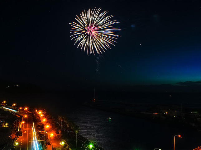 海と夜空と花火のコラボレーション