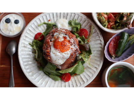 野菜たっぷりのヘルシーでバランスよい創作料理を提供