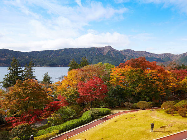 庭園で紅葉を楽しめるホテルの画像