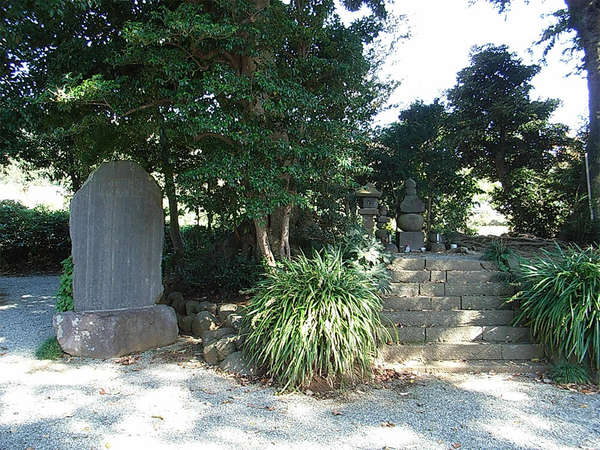 実朝公の首塚 秋の景色の画像