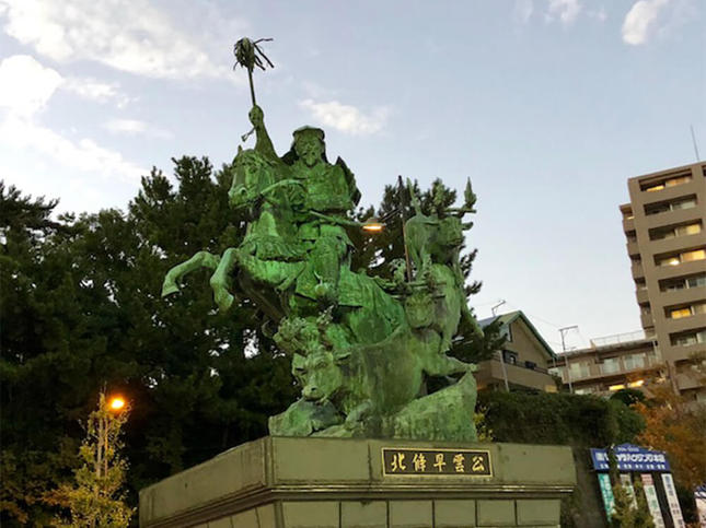 小田原駅西口の駅前広場に!