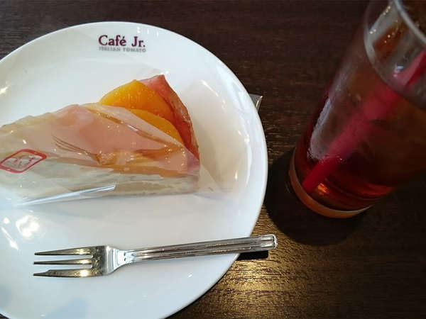 ケーキのお誕生日プレゼントの画像