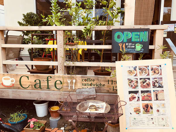晴れた日はテラスでおいしいサンドイッチとコーヒーを！の画像