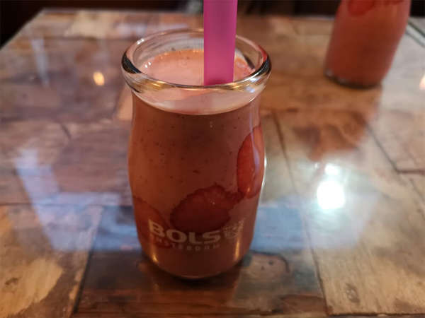 カジュアルでおしゃれなカフェ＆バーの画像