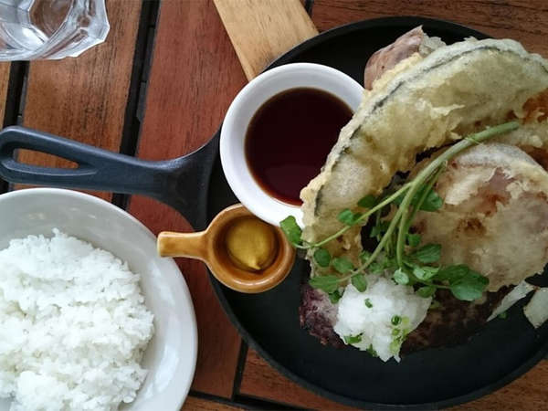 テラス席であつあつハンバーグの画像