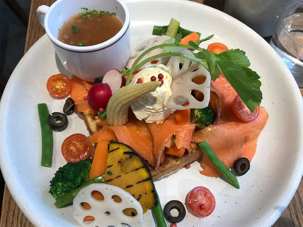 「駅前」「お洒落」「野菜が美味しい」の三拍子揃った女性に嬉しいカフェの画像