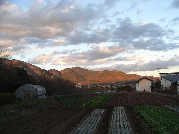 穏やかな正月の里山の画像