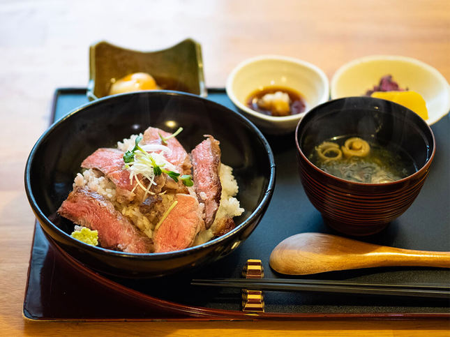 テレビで紹介され大人気の絶品ステーキ丼を、箱根宮ノ下で。