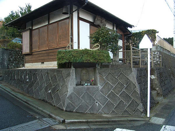 旧正月前に道祖神の屋根葺き替えの画像