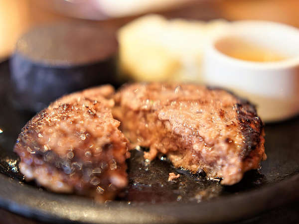 総菜バーと黒毛和牛ハンバーグのセットランチが人気！の画像