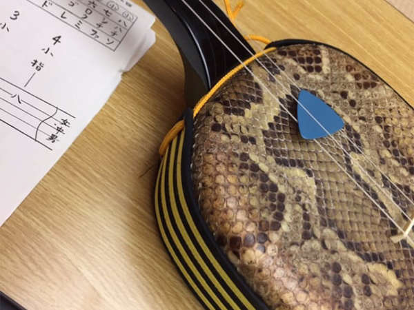 三線に親しむアフターファイブの画像