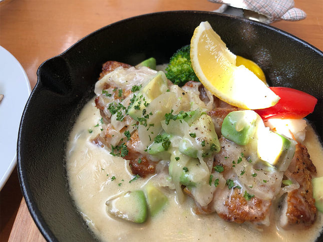 チキンとアボカドとレモンのクリームグリル