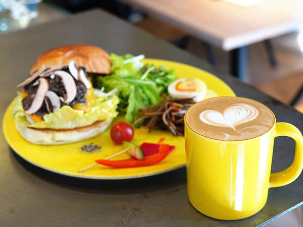 黄色いマグカップがかわいい住宅街のカフェの画像