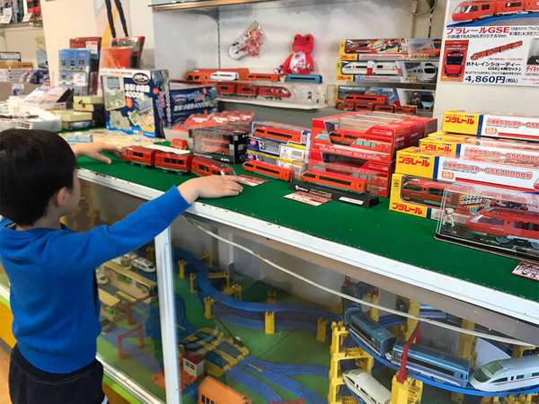 電車好きの子どもとのお出かけに「TRAINS」の画像