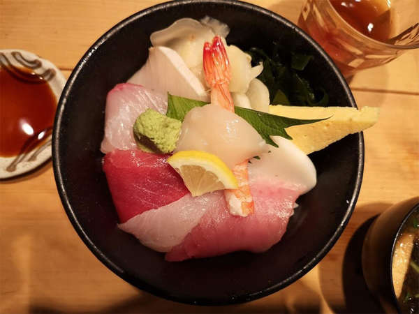 行列のできる海鮮料理店の画像