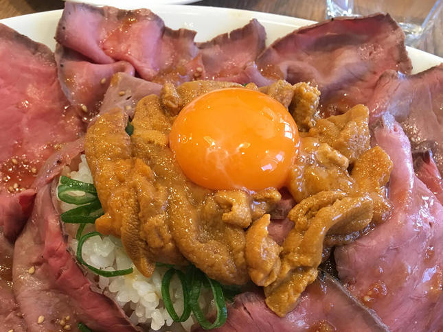 ”ウニがのったローストビーフ丼”