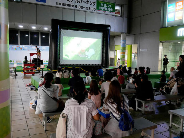 騒いでも大丈夫！親子で楽しめる半屋外映画の画像