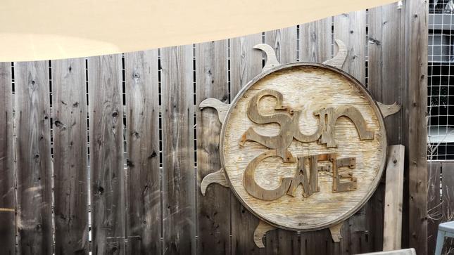 ”木製のSUNCAFEの看板”
