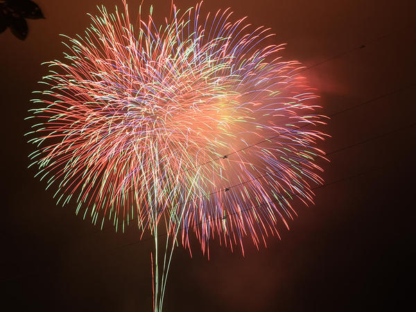 水中花火と打ち上げ花火のコラボは圧巻！轟音も大迫力の画像