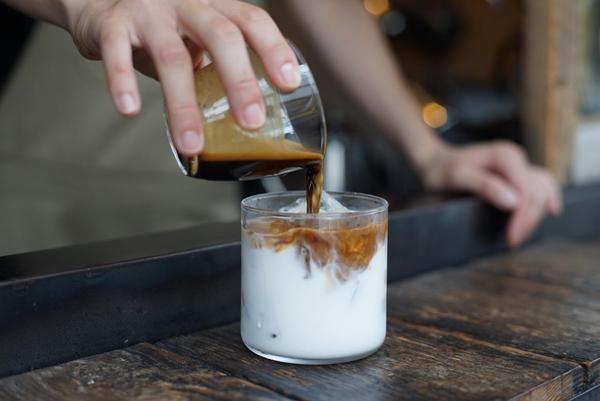 小さなコーヒースタンドで至福の一杯をの画像