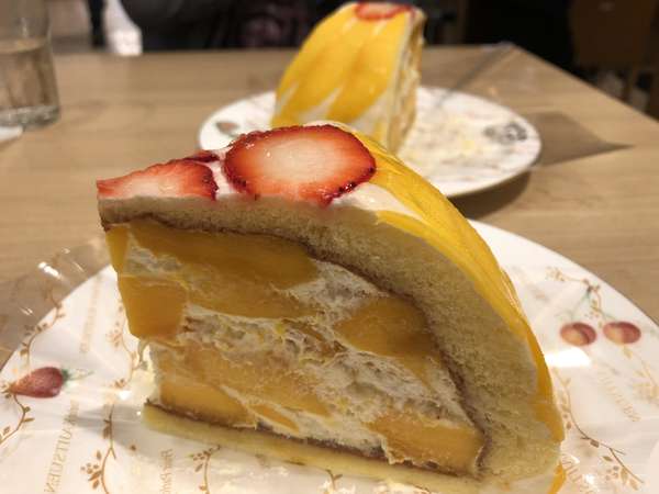 フルーツ盛りだくさんデザートに舌鼓の画像