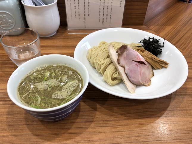 つけ麺用緑色の煮干し出汁スープとチャーシューなどが載ったつけ麺のセット